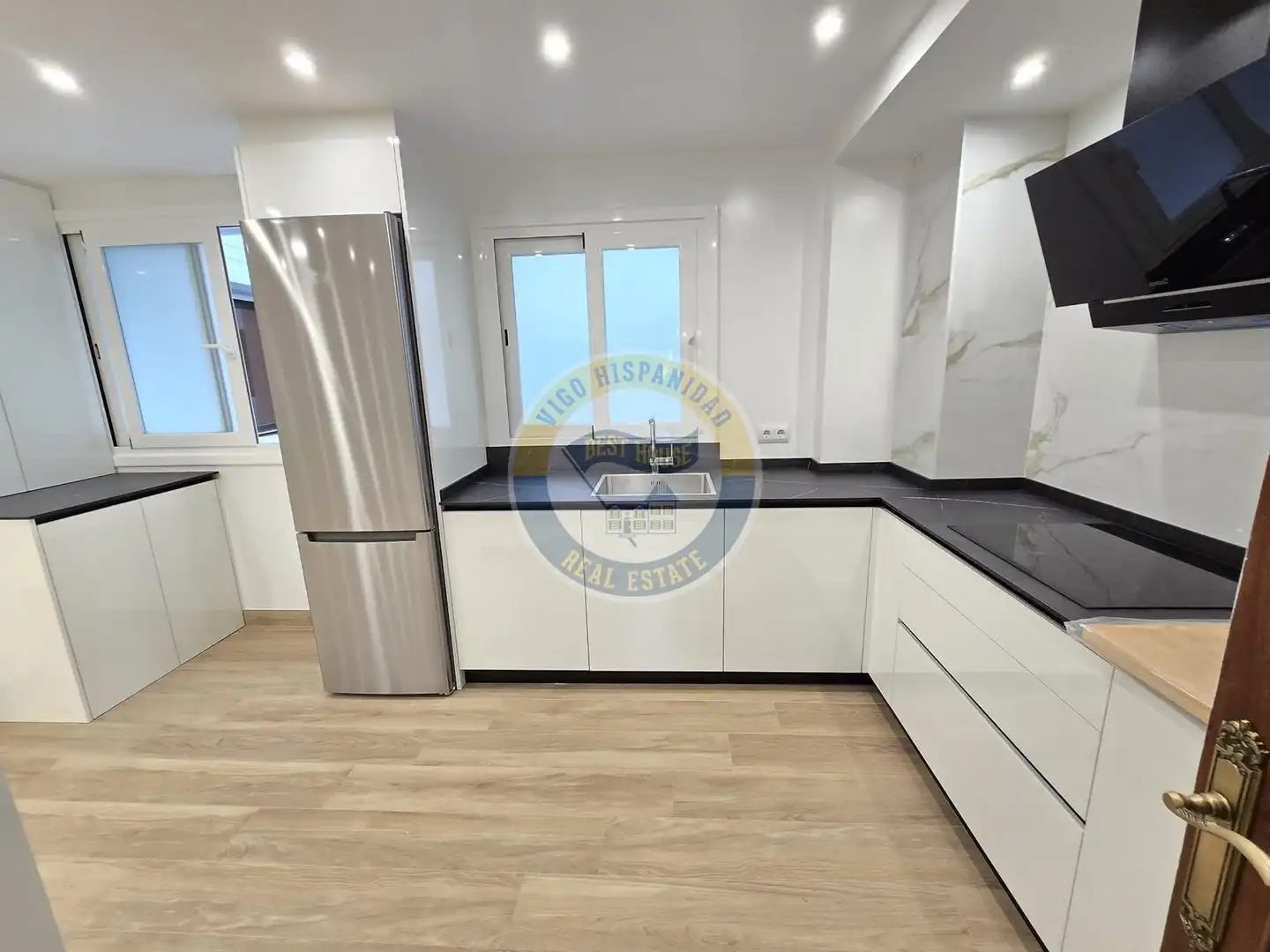 Cocina de Piso de alquiler en Vigo  con Calefacción, Parquet y Balcón