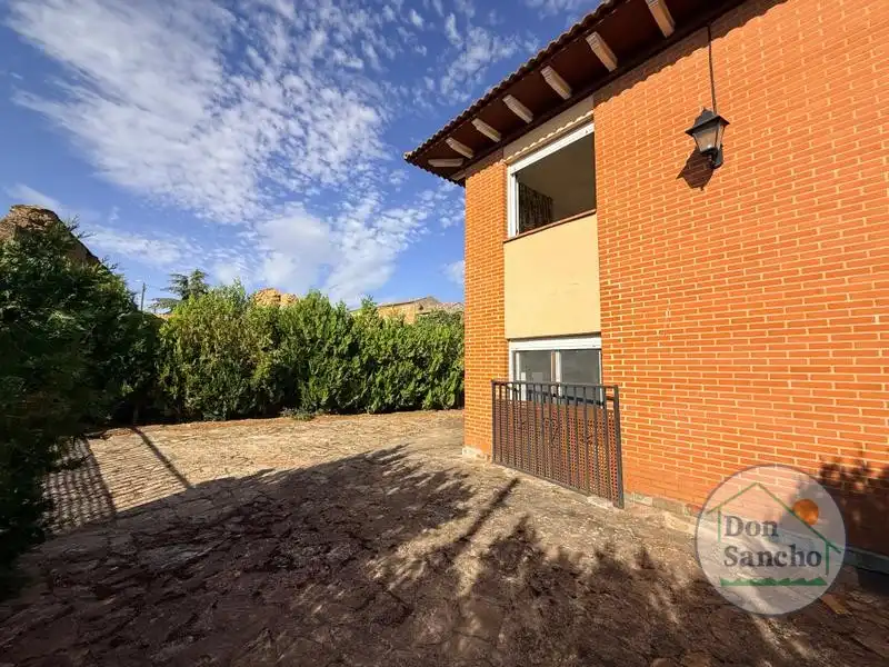 Vista exterior de Casa o chalet en venta en Cabezón de Valderaduey con Calefacción