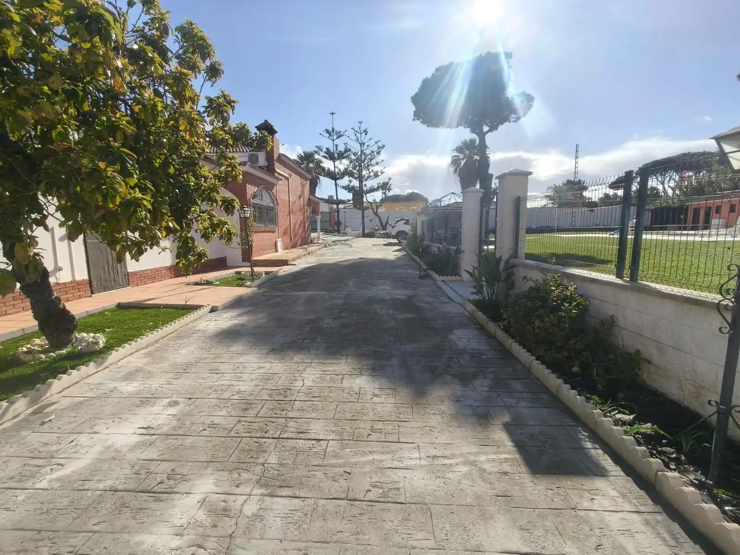 Vista exterior de Casa o xalet en venda en Chiclana de la Frontera amb Aire condicionat, Jardí privat i Traster