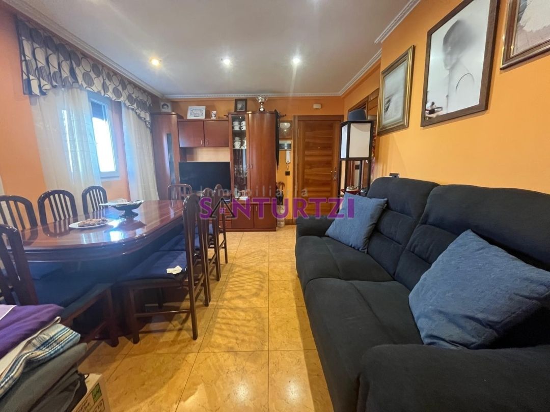 Sala d'estar de Pis en venda en Santurtzi  amb Calefacció i Moblat