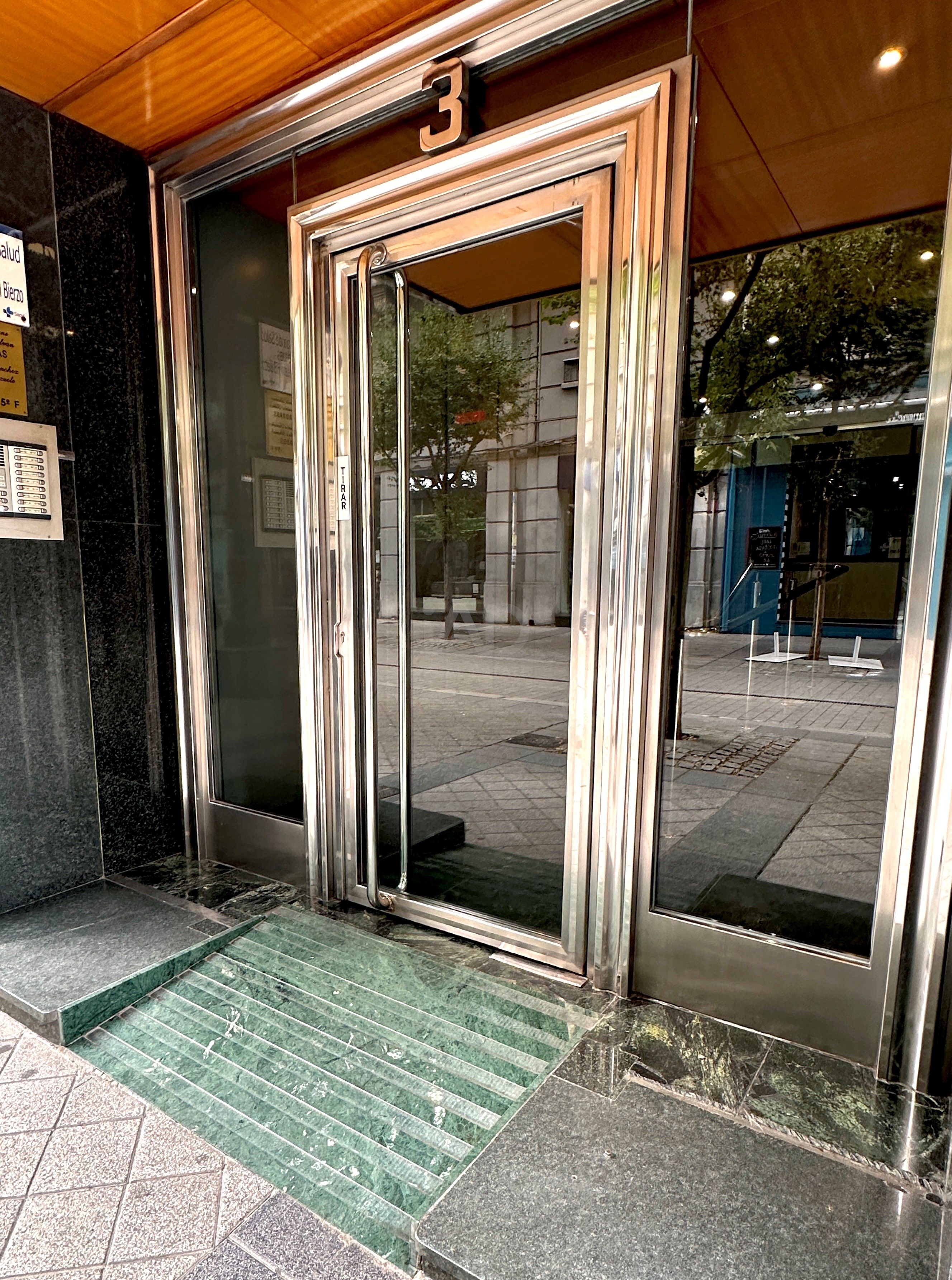 Vista exterior de Pis en venda en León Capital  amb Calefacció