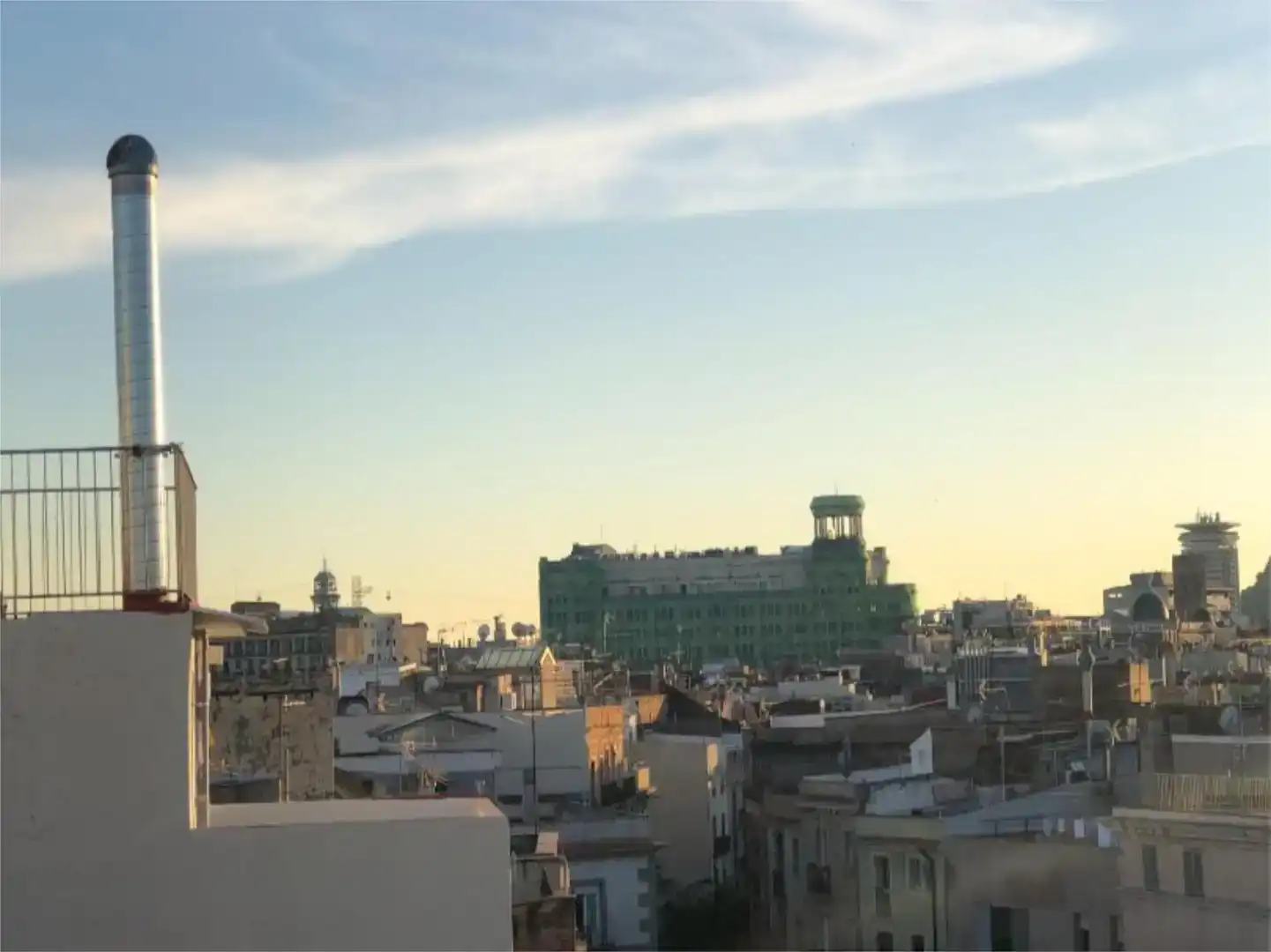 Vista exterior de Estudi en venda en  Barcelona Capital amb Aire condicionat