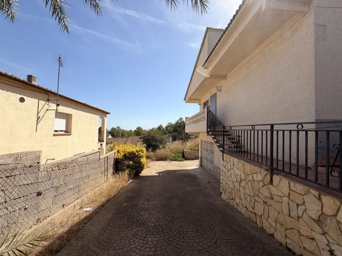 Außenansicht von Haus oder Chalet zum Verkauf in La Bisbal del Penedès mit Privatgarten, Schwimmbad und Balkon
