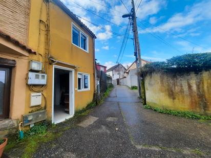 Vista exterior de Casa adosada en venda en Vigo  amb Jardí privat i Traster