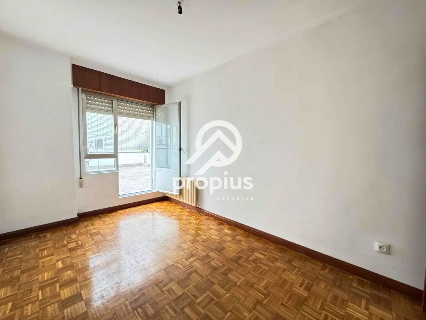 Habitación de Piso en venta en Oviedo  con Calefacción, Parquet y Terraza