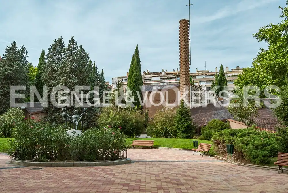 Vista exterior de Pis en venda en Madrid amb Aire condicionat, Calefacció i Jardí privat