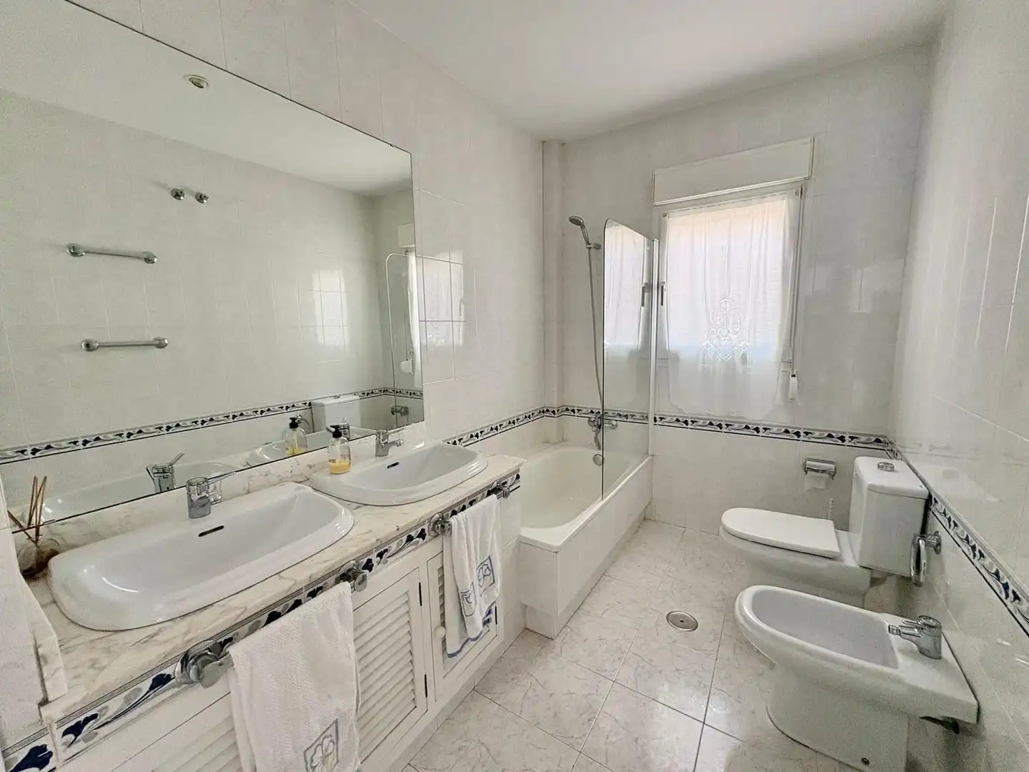 Bany de Casa o xalet en venda en Aljaraque amb Aire condicionat, Calefacció i Jardí privat