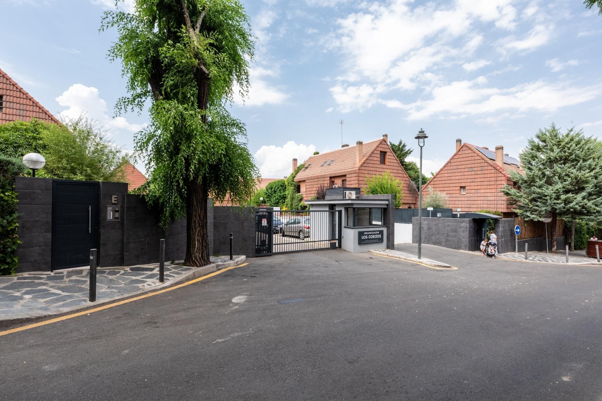 Exterior view of Single-family semi-detached for sale in La Moraleja  with Air Conditioner, Heating and Private garden