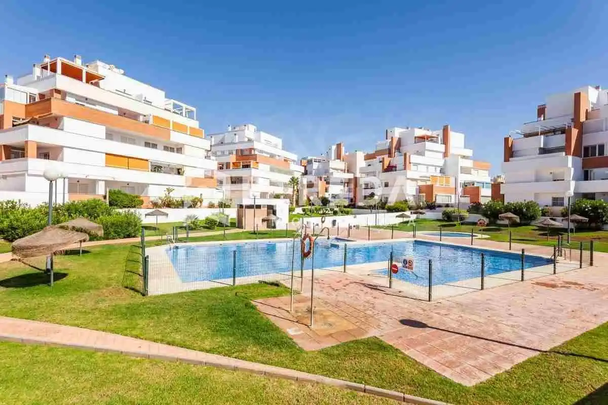 Vista exterior de Apartament en venda en Roquetas de Mar amb Aire condicionat, Jardí privat i Terrassa