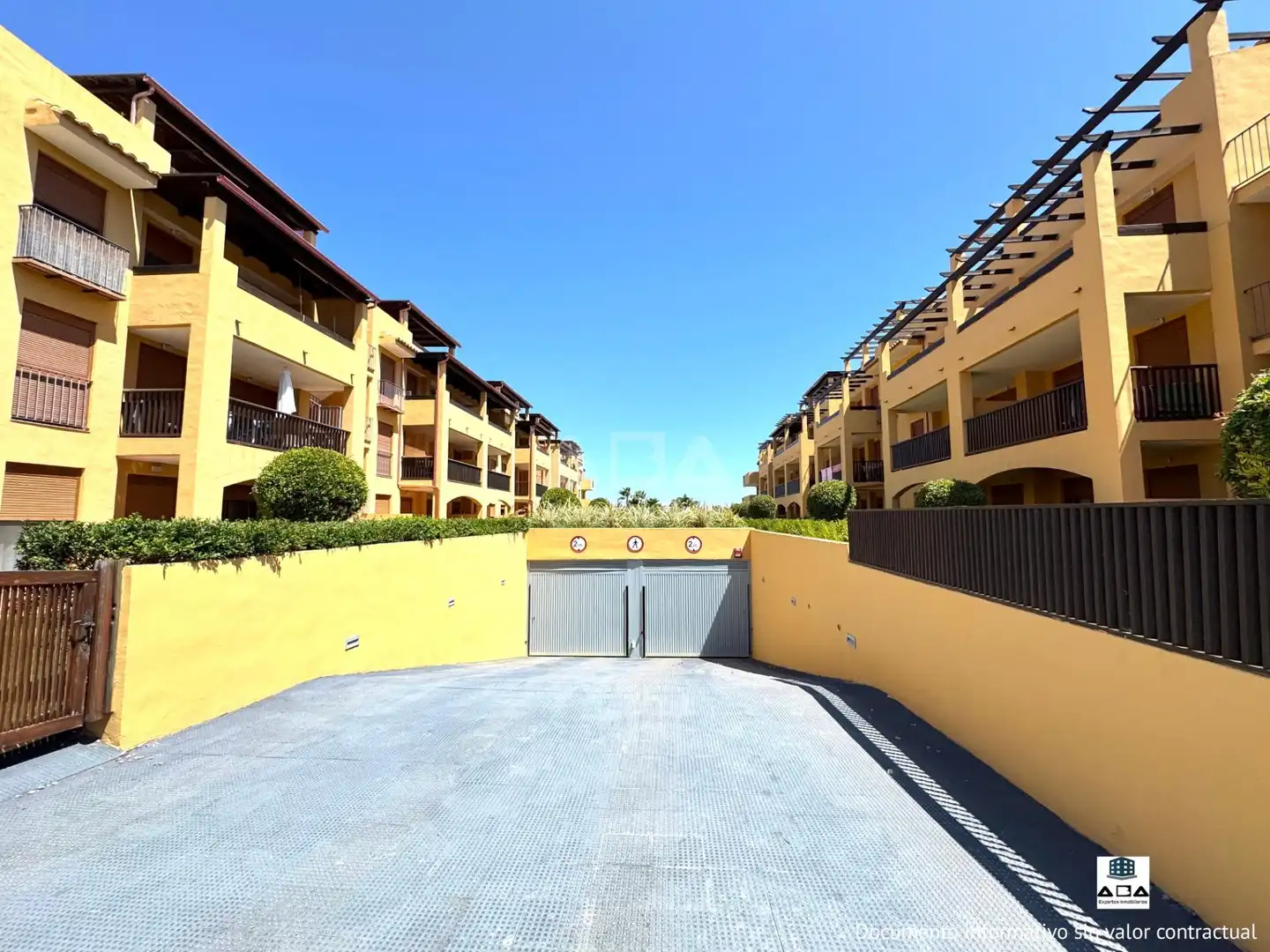 Vista exterior de Planta baixa en venda en Alcalà de Xivert amb Aire condicionat, Calefacció i Jardí privat