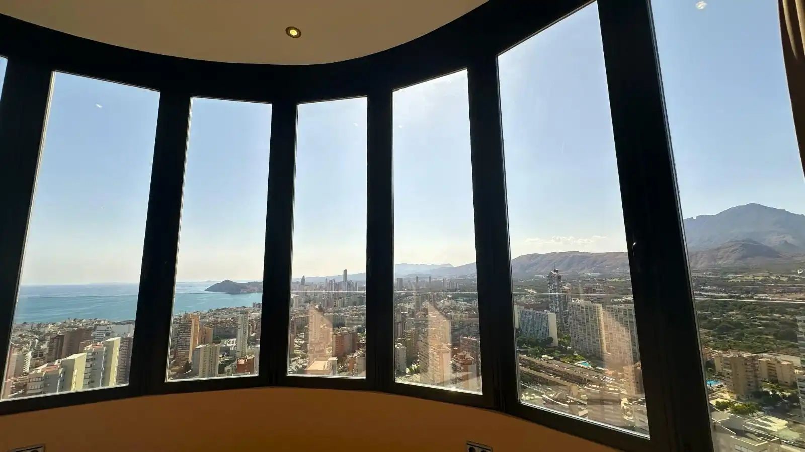 Vista exterior de Àtic en venda en Benidorm amb Aire condicionat, Traster i Moblat
