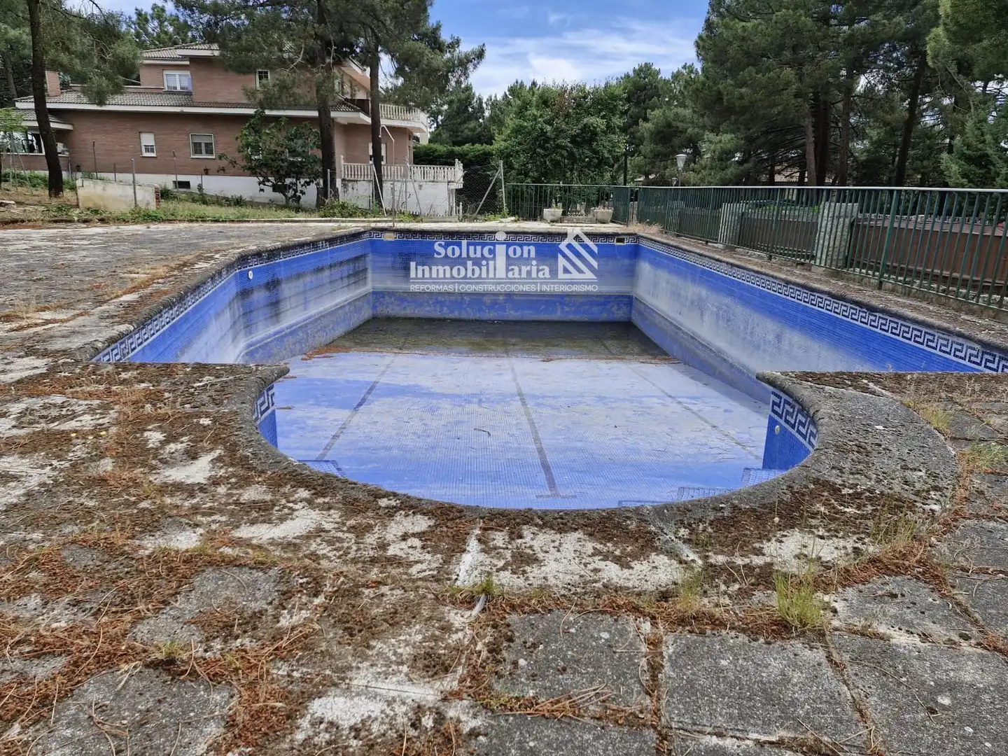 Schwimmbecken von Einfamilien-Reihenhaus zum Verkauf in Alba de Tormes mit Heizung, Abstellraum und Schwimmbad