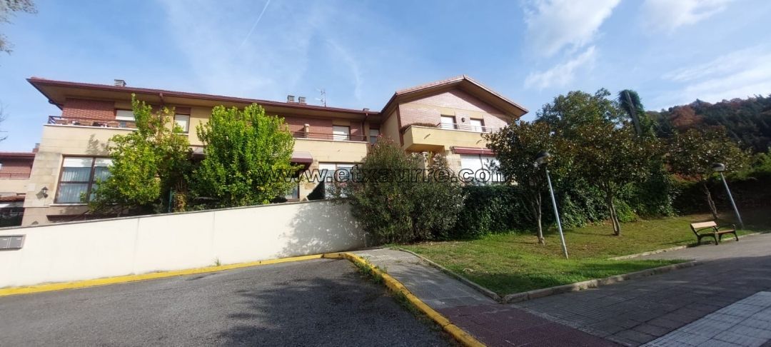 Vista exterior de Casa adosada en venda en Laudio / Llodio amb Calefacció