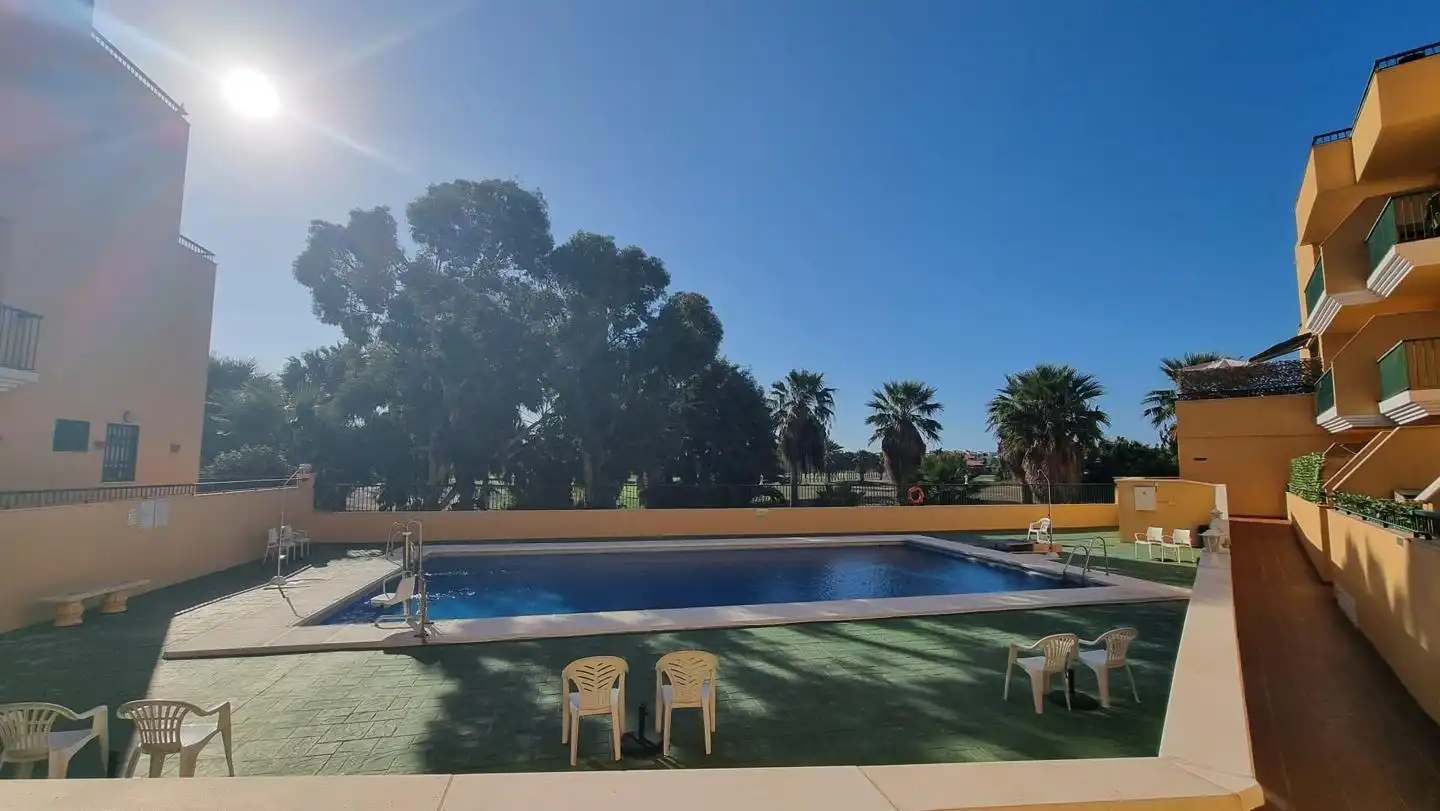 Piscina de Planta baja en venta en Roquetas de Mar ciudad