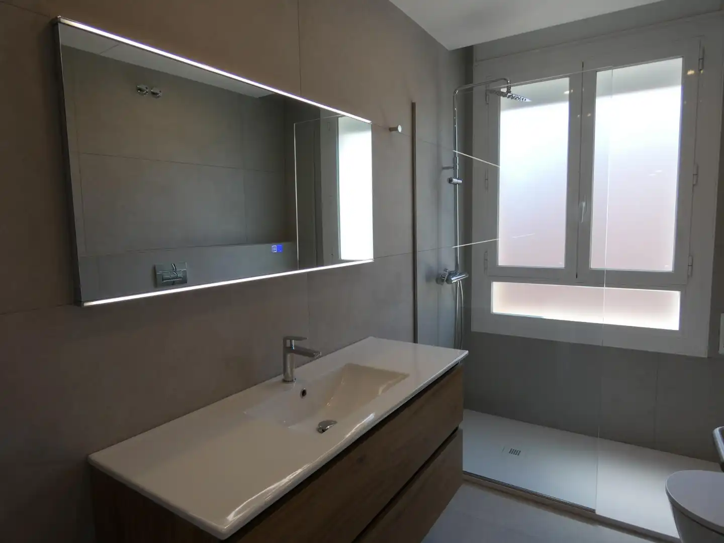Badezimmer von Dachboden zur Miete in Barcelona mit Parkett