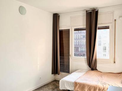 Bedroom of Flat to share in  Barcelona Capital  with Air Conditioner, Heating and Washing machine