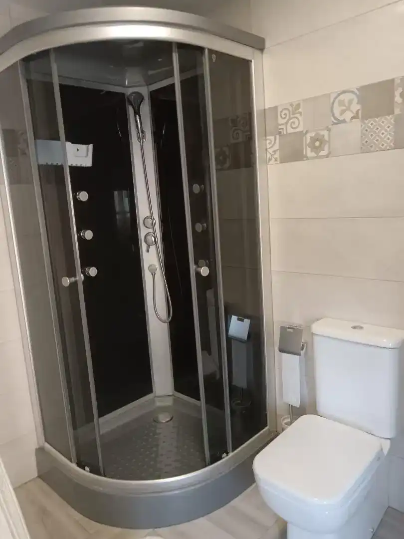 Badezimmer von Wohnung zur Miete in Catoira mit Privatgarten, Parkett und Möbliert