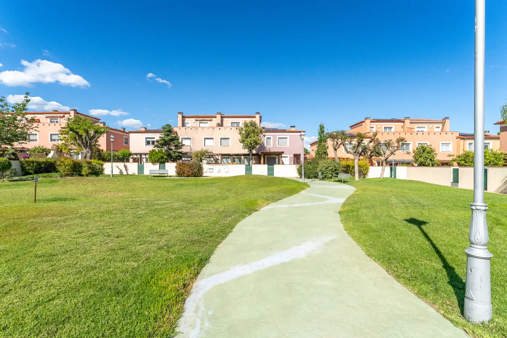 Vista exterior de Casa adosada en venda en Reus amb Aire condicionat, Calefacció i Jardí privat
