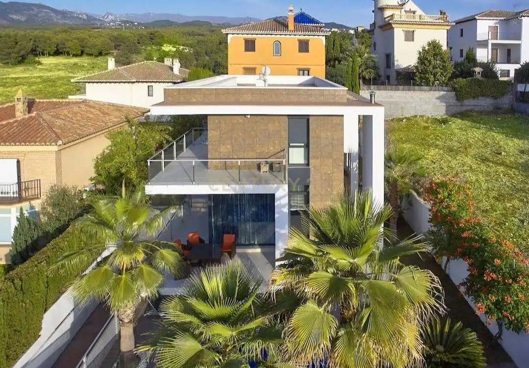 Vista exterior de Casa o xalet en venda en La Zubia amb Aire condicionat, Jardí privat i Traster