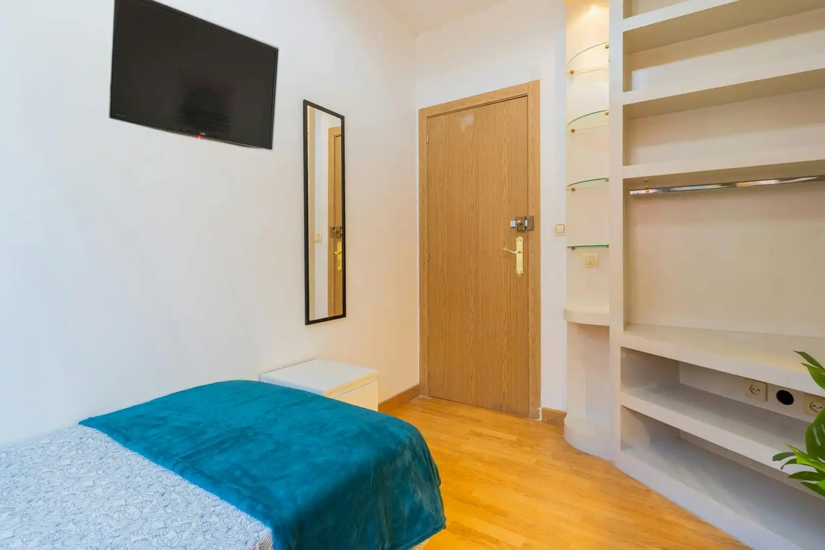 Schlafzimmer von Wohnung zur untervermieten in Valencia mit Möbliert, Waschmaschine und Fernseher