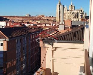 Vista exterior de Àtic en venda en León Capital  amb Calefacció, Parquet i Terrassa