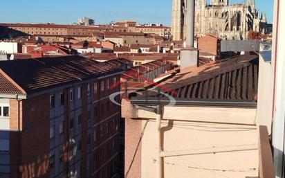 Vista exterior de Àtic en venda en León Capital  amb Calefacció, Parquet i Terrassa