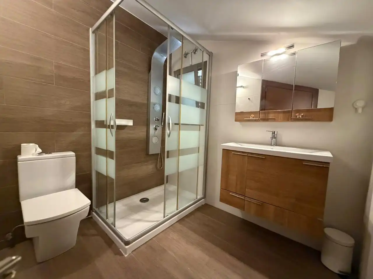 Bathroom of Attic for rent in Barcelona  with Air Conditioner, Parquet flooring and Terrace