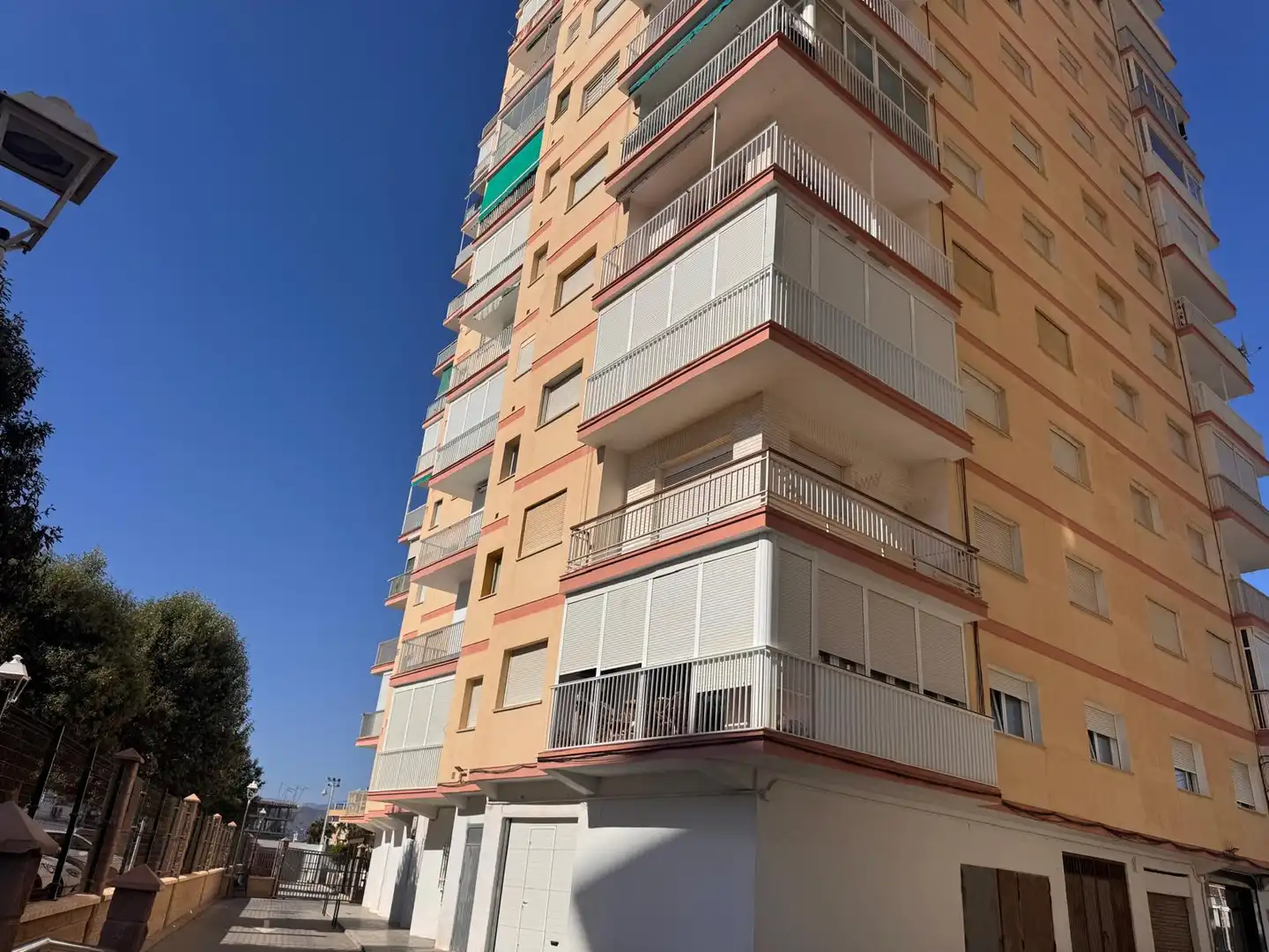 Vista exterior de Piso en venta en Torrenueva Costa, Granada