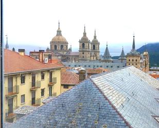 Exterior view of Attic to rent in San Lorenzo de El Escorial  with Parquet flooring, Oven and Washing machine