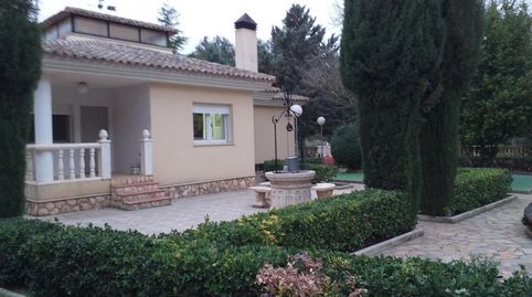 CHALET  INPRESIONANTE CON PISCINA EN YECLA
