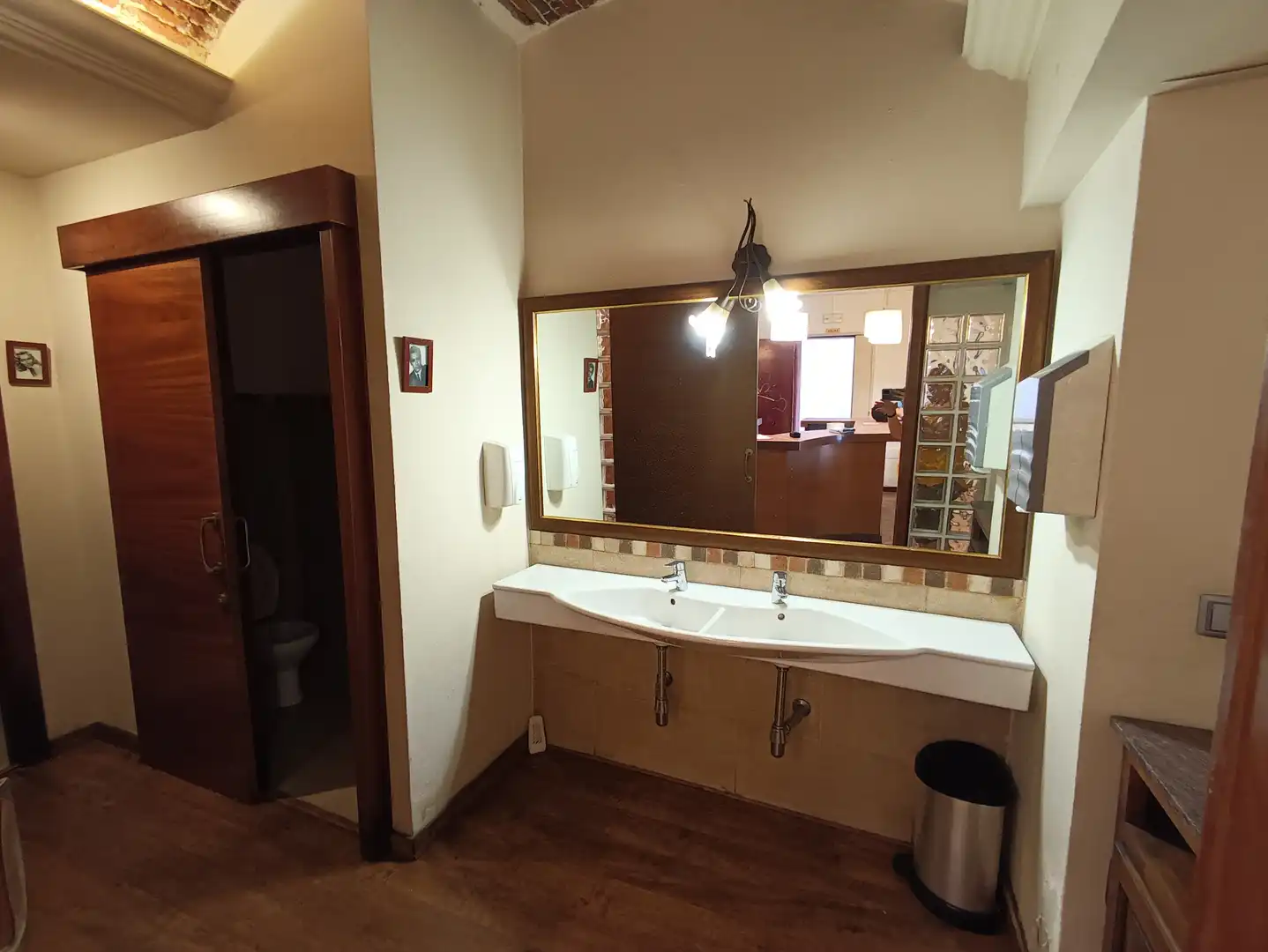 Badezimmer von Geschaftsraum zum Verkauf in El Masnou mit Klimaanlage, Parkett und Möbliert