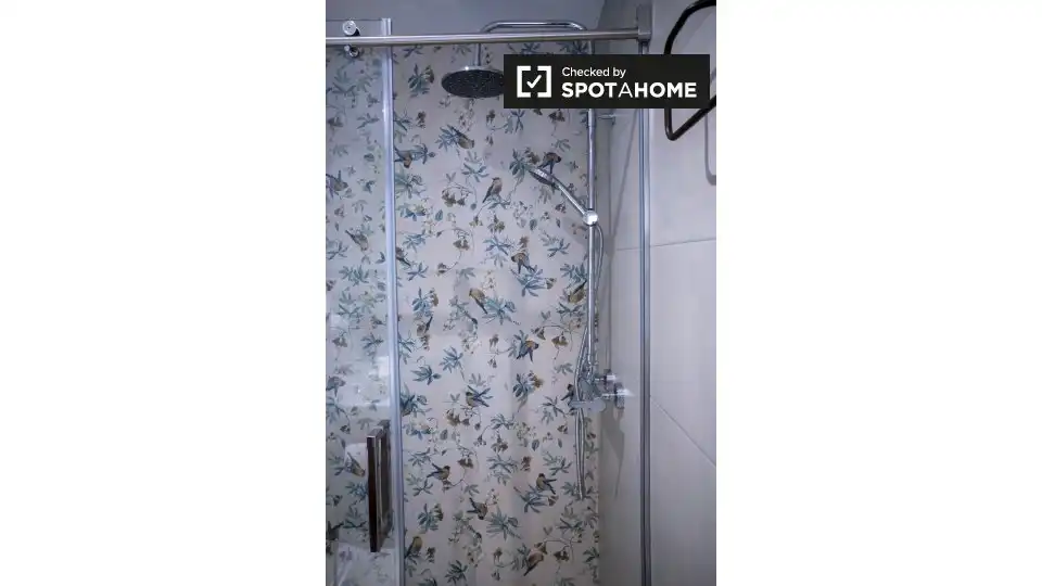Bathroom of Flat for rent in Valencia  with Air Conditioner, Heating and Furnished