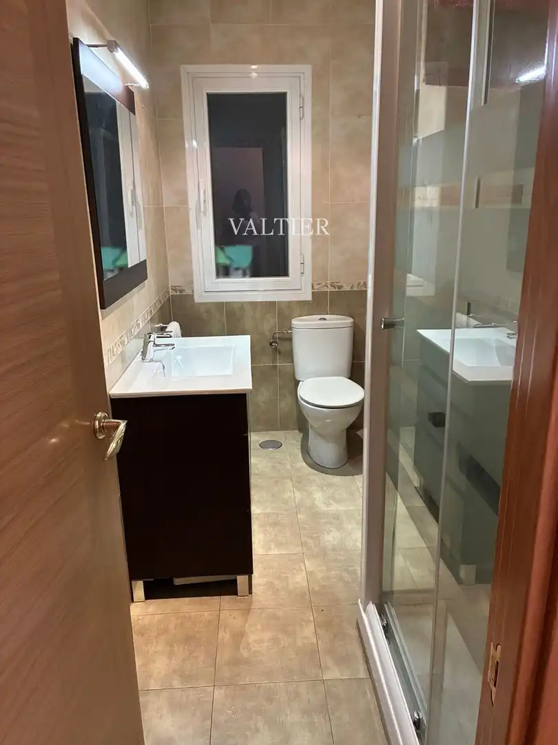 Badezimmer von Wohnung zur Miete in Madrid mit Terrasse, Abstellraum und Möbliert
