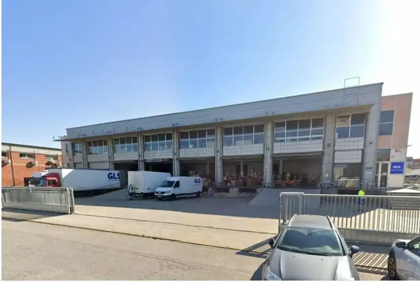 Vista exterior de Nave industrial de alquiler en Cornellà de Llobregat con Calefacción y Alarma