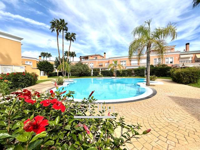 Casa adosada en Venta en Avenida del Pintor Pérez Gil en Alicante Golf