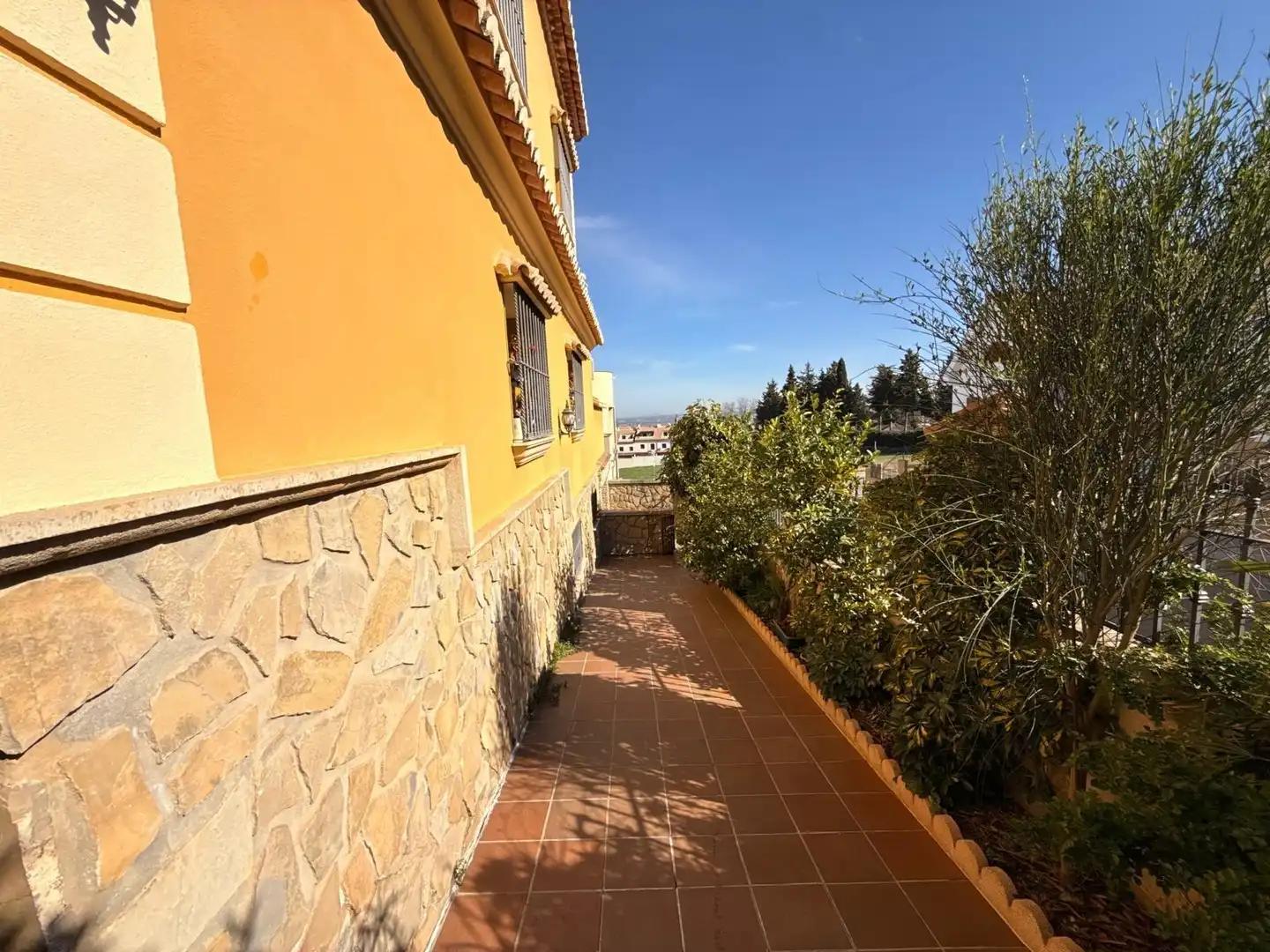 Vista exterior de Casa o xalet en venda en Antequera amb Aire condicionat, Jardí privat i Terrassa