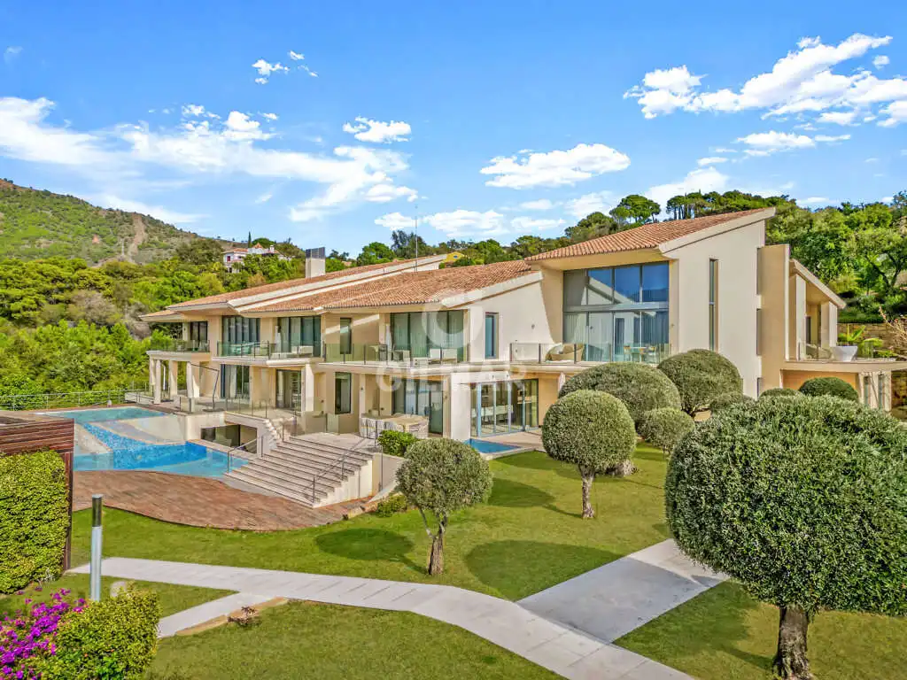 Vista exterior de Casa o xalet en venda en Benahavís amb Calefacció, Jardí privat i Piscina