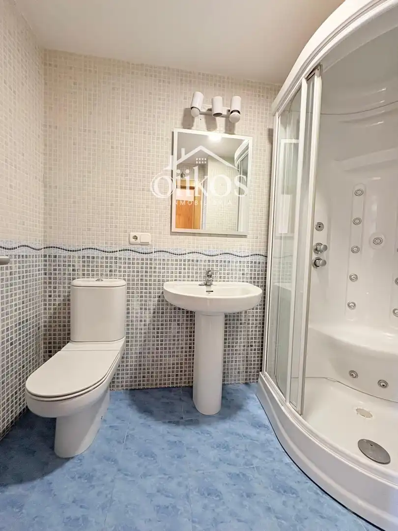 Baño de Piso en venta en Villamayor con Calefacción, Trastero y Balcón