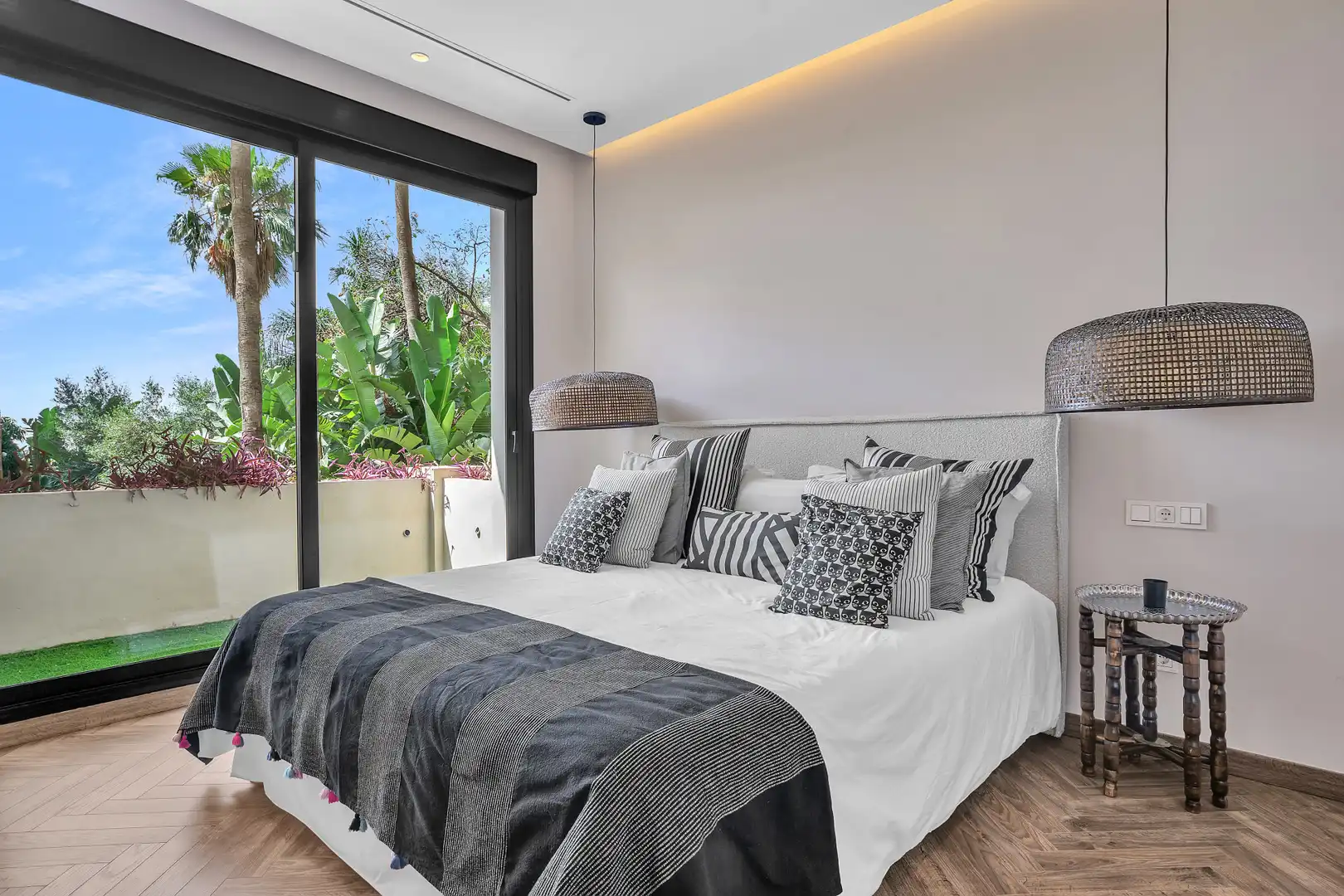 Dormitori de Casa o xalet de lloguer en Marbella amb Aire condicionat, Jardí privat i Terrassa