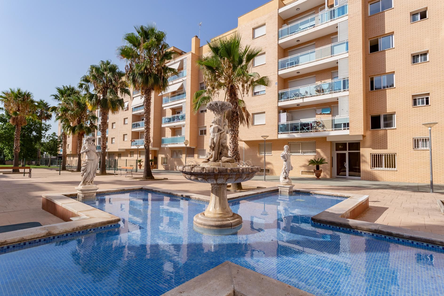 Swimming pool of Planta baja for sale in Reus  with Air Conditioner, Heating and Terrace