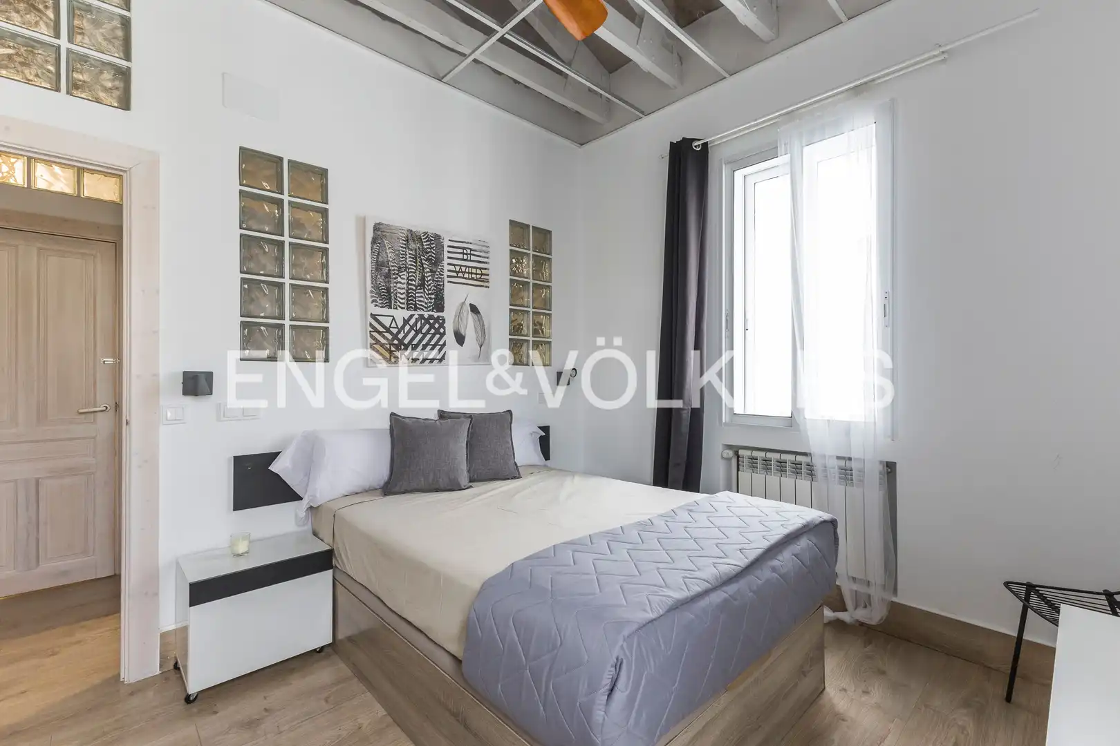 Schlafzimmer von Dachboden zur Miete in Madrid mit Klimaanlage, Heizung und Parkett