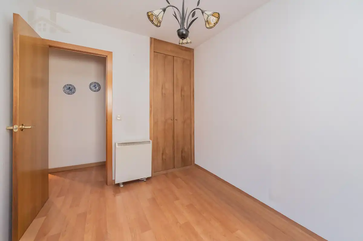 Flat for sale in Pinto  with Air Conditioner, Heating and Storage room