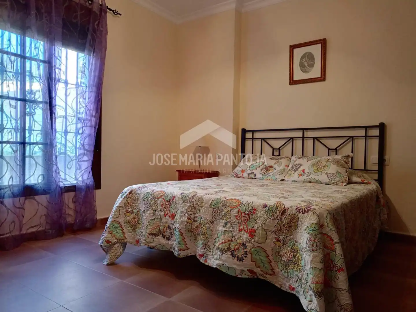 Dormitori de Casa o xalet en venda en Arcos de la Frontera amb Calefacció, Jardí privat i Traster
