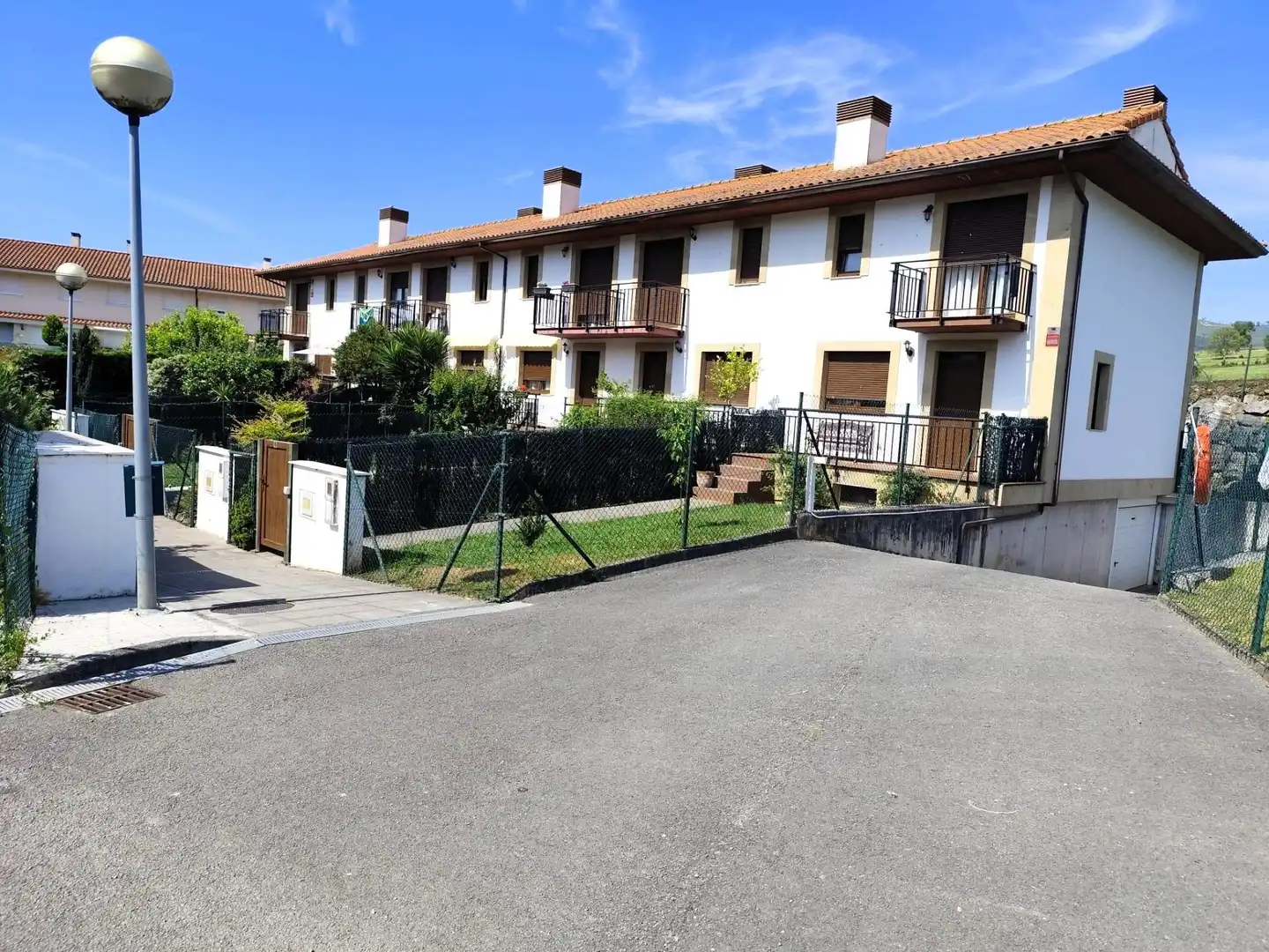 Vista exterior de Casa adosada en venta en Santiurde de Toranzo con Calefacción, Jardín privado y Terraza
