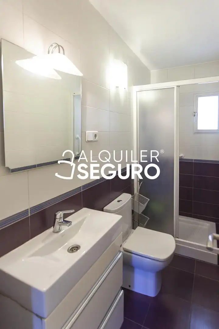 Baño de Piso de alquiler en Madrid con Calefacción, Terraza y Amueblado