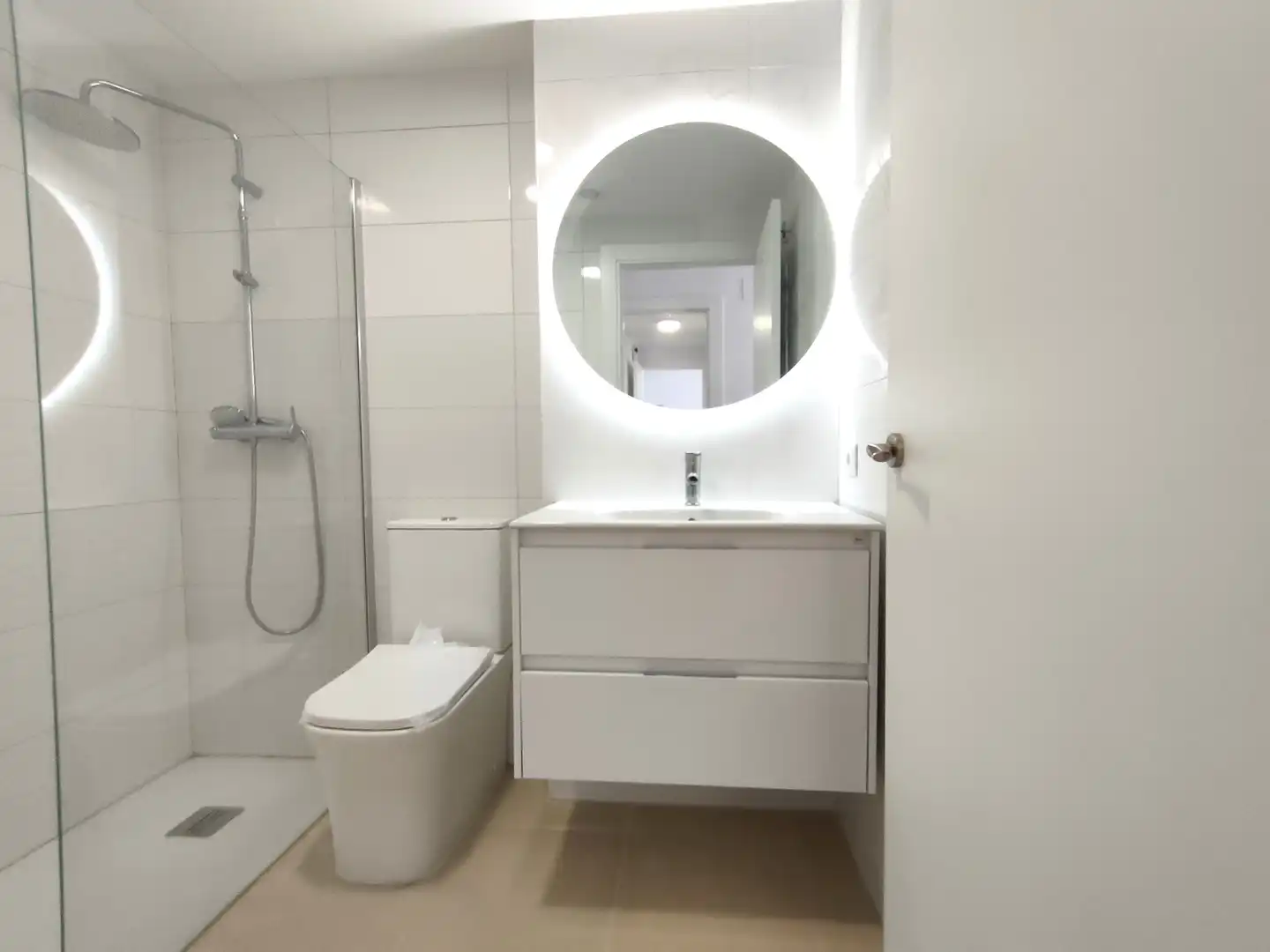 Badezimmer von Wohnung zum Verkauf in Salt mit Klimaanlage, Heizung und Parkett