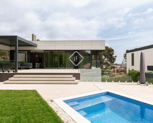 Vista exterior de Casa o xalet en venda en Castelldefels amb Aire condicionat, Jardí privat i Terrassa