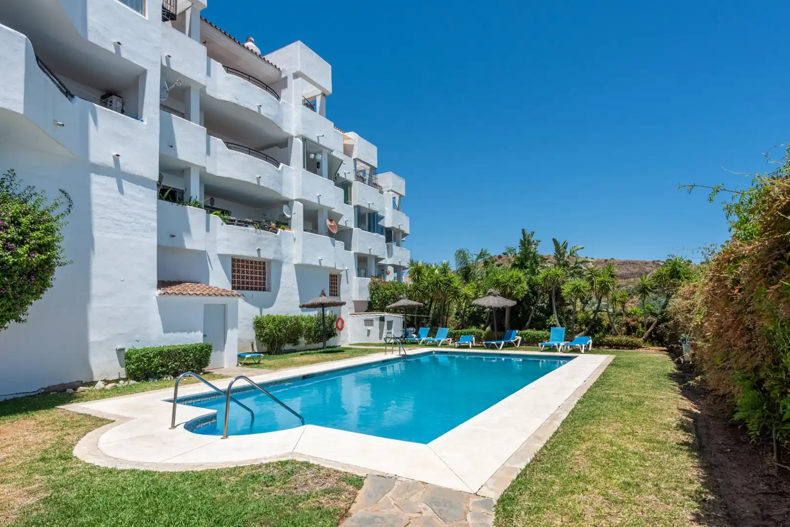 Außenansicht von Wohnungen zum Verkauf in Mijas mit Klimaanlage, Privatgarten und Möbliert