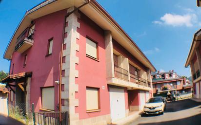 Vista exterior de Casa o xalet en venda en Castañeda amb Terrassa