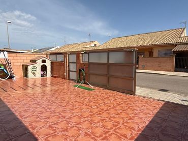 Maison mitoyenne avec jardin à vendre à Calle Secuoya 14